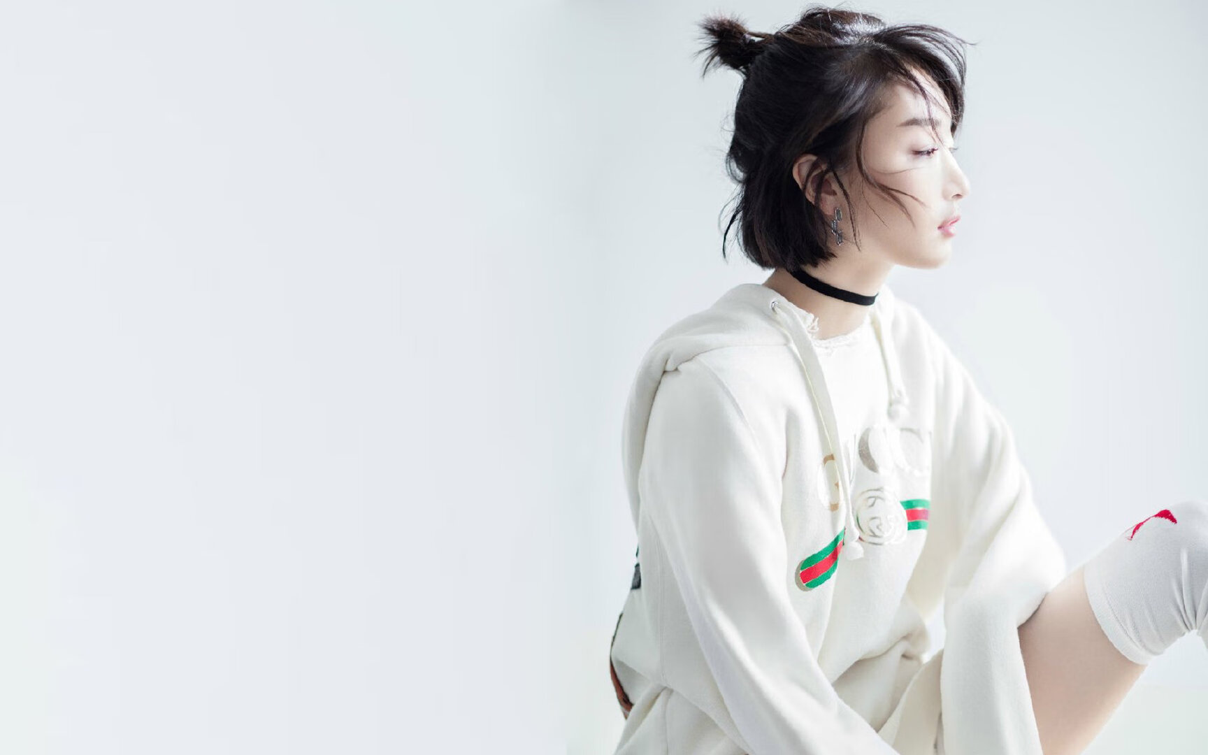 战术纪律执行严谨防守体系形成闭环有效限制对手进攻，紧闭防守