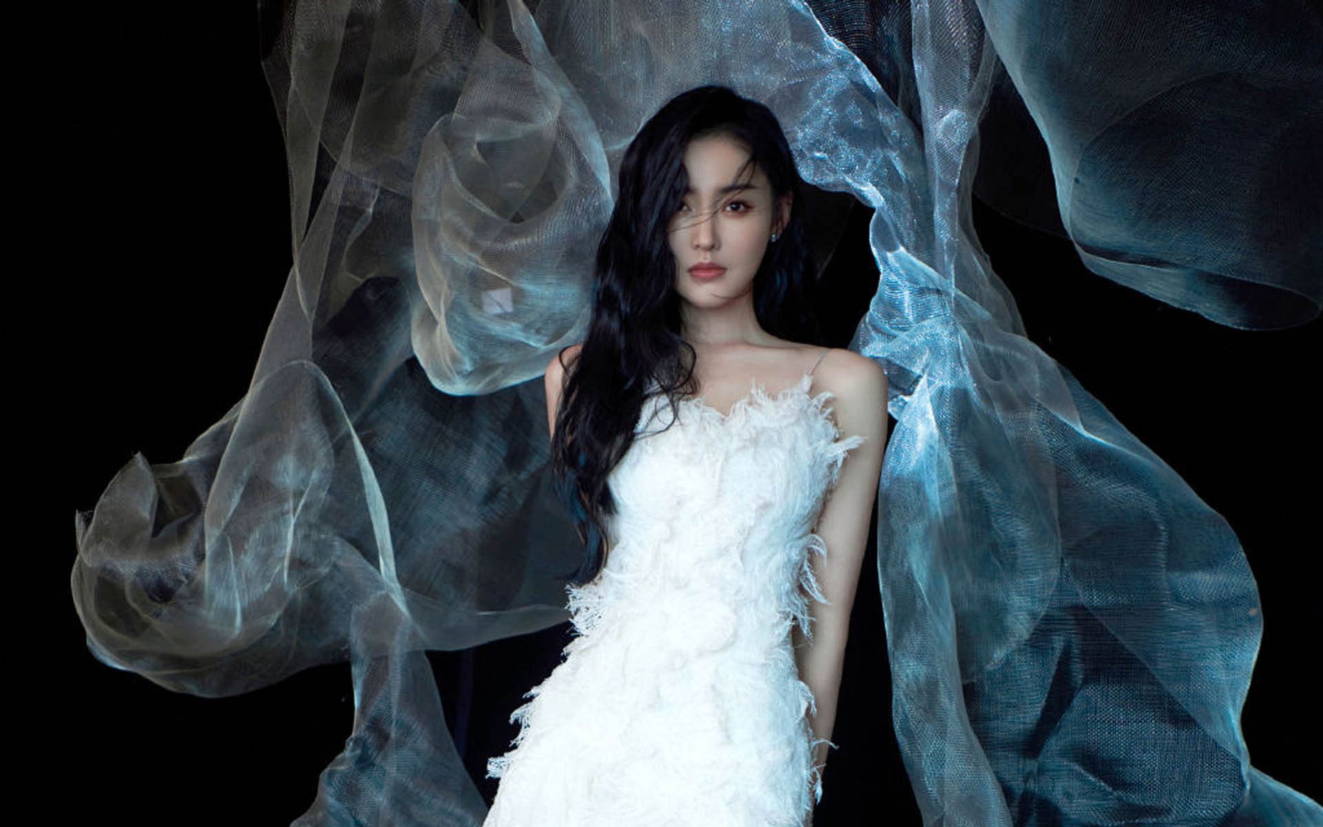 战术纪律执行严谨防守体系形成闭环有效限制对手进攻，紧闭防守